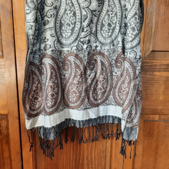 Gray maroon paisley pattern knit scarf with fringe - Picture 8 of 9